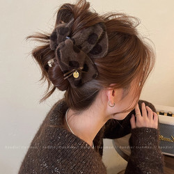 Polka Dot Plush Triangle Hair Clip for Women, Shark Clip, 2025 New Style, High-End Feel, Large Hair Clip for the Back of the Head, Autumn and Winter Hair Accessory