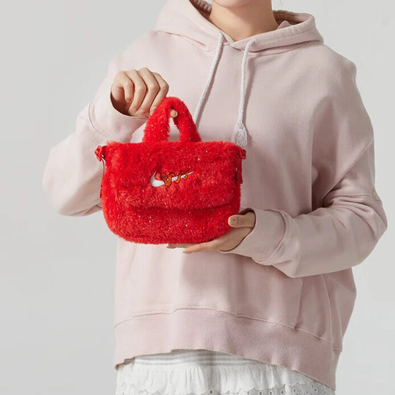 
NIKE Nike shoulder bag Year of the Snake limited plush shoulder bag portable crossbody bag mobile phone bag HV6119-657