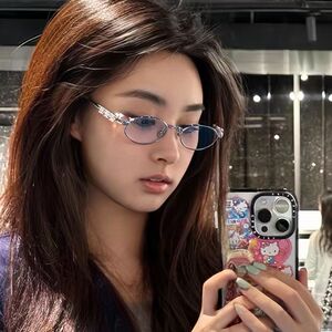 
Diamond-encrusted oval metal glasses frame, pearl small-frame glasses frame, high-end style without makeup, can be paired with prescription myopia plain glasses