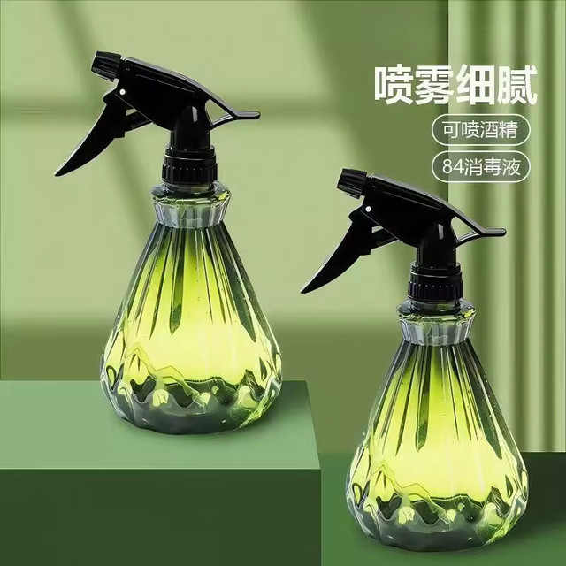 Small watering bottle for watering flowers, small disinfection spray, gardening, watering flowers, plastic watering bottle, household small spray bottle, watering can