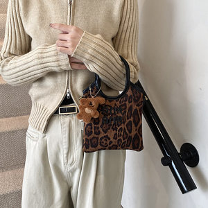 
This year's popular niche leopard print bag for women 2024 new autumn and winter versatile crossbody bag hand bag