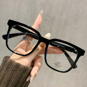 
Ultra-light black-framed glasses for myopic women with no make-up and can be equipped with widened and large frames to show the face and small eyes, for men with science and engineering skills