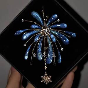 
French retro blue gradient fireworks brooch for women, high-end light luxury niche design temperament corsage brooch accessories