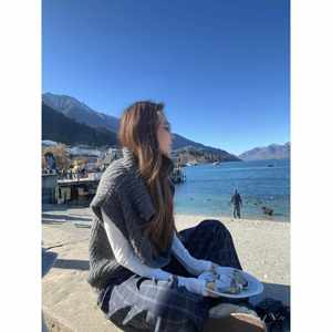 
Ms. Luo__ belongs to the autumn layering idea. Knitted vest women's autumn loose and slim turtleneck sweater jacket.