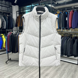 Down vest, purely pigmented, elegant and simple, stand-up collar, separate compartments, down-filled, laminated, warm outer wear, white goose down vest, casual shirt
