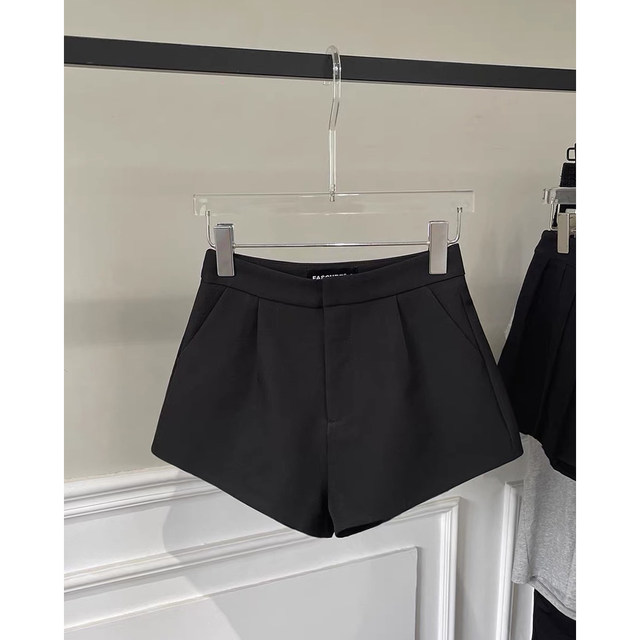 Black high-waisted A-line shorts for women in spring and summer suits, hot girls look slim and versatile, small wide-leg trousers