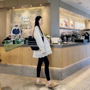 
Autumn and winter maternity wear, loose large size lace maternity T-shirt tops, long-sleeved fashionable sweatshirts, maternity style bottoming for winter