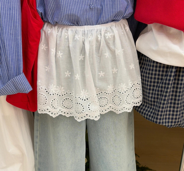 
New anti-exposure base lace spring and summer skirt versatile lace hem artifact butt embroidered butt curtain skirt
