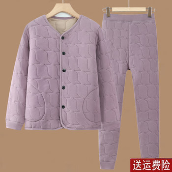 Mom is in winter to thick warm pajamas suite
