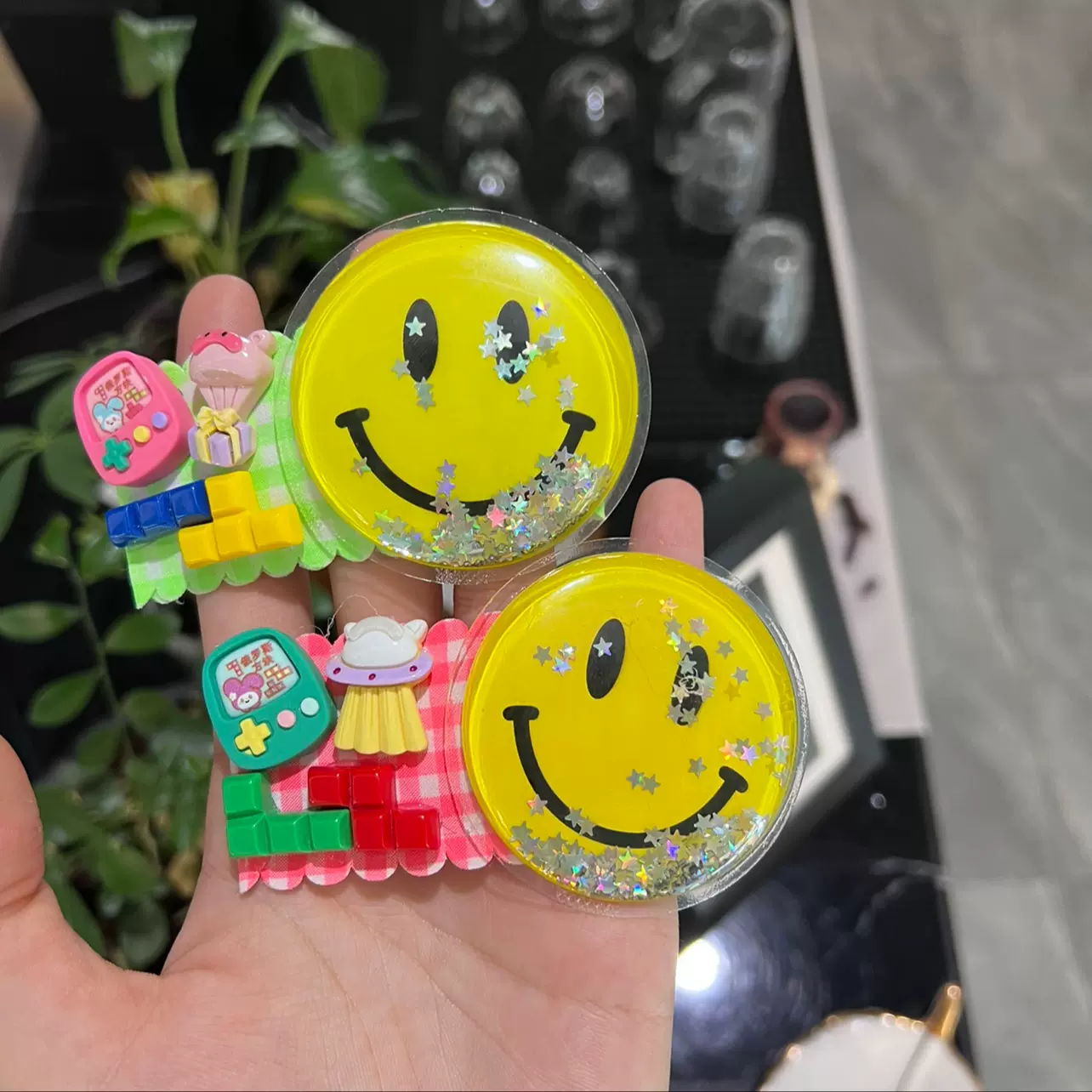 美味的脸快乐的笑容矢量卡通线表情符号与舌头舔嘴。美味可口的食物吃表情符号脸在黄色设计背景百胜图标矢量库存矢量图（免版税）1832487004 |  Shutterstock, image size:1284x1284