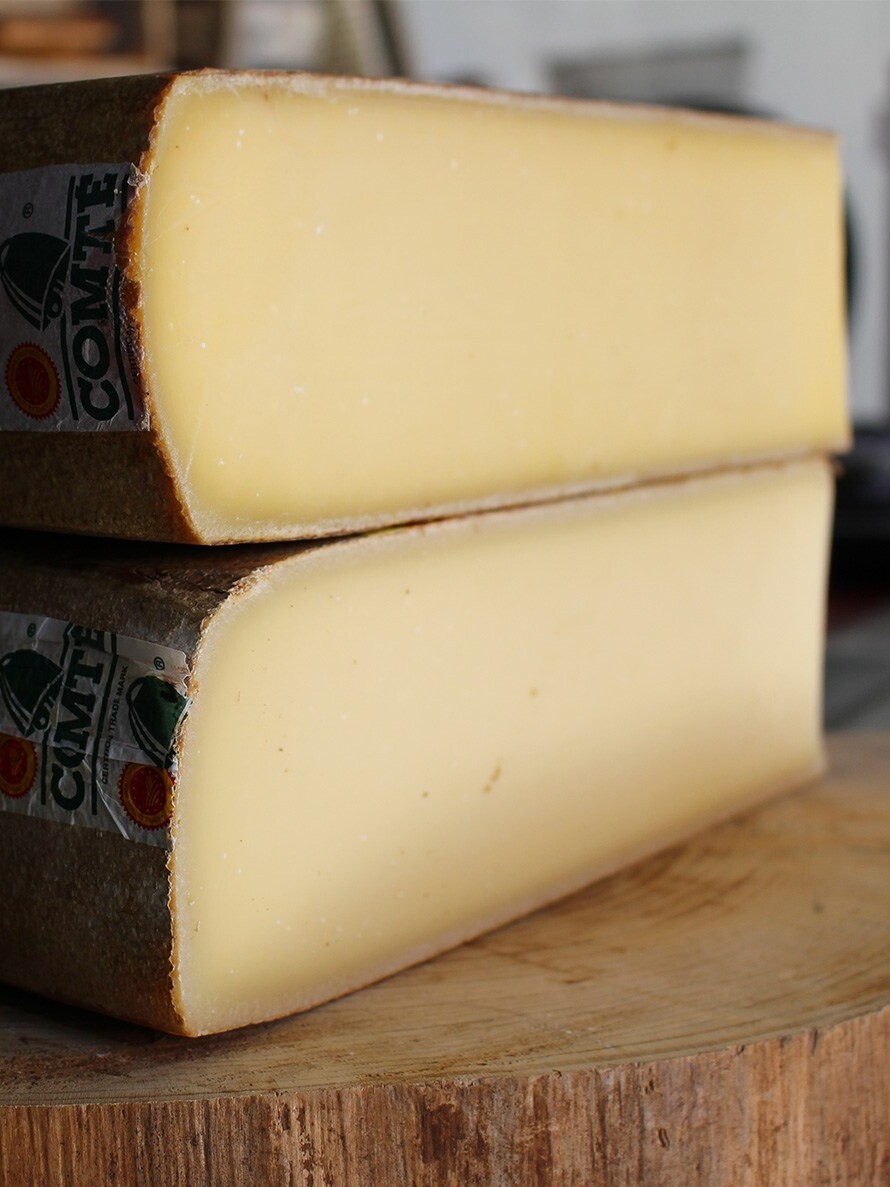 一个人搬不动法国超大孔泰奶酪