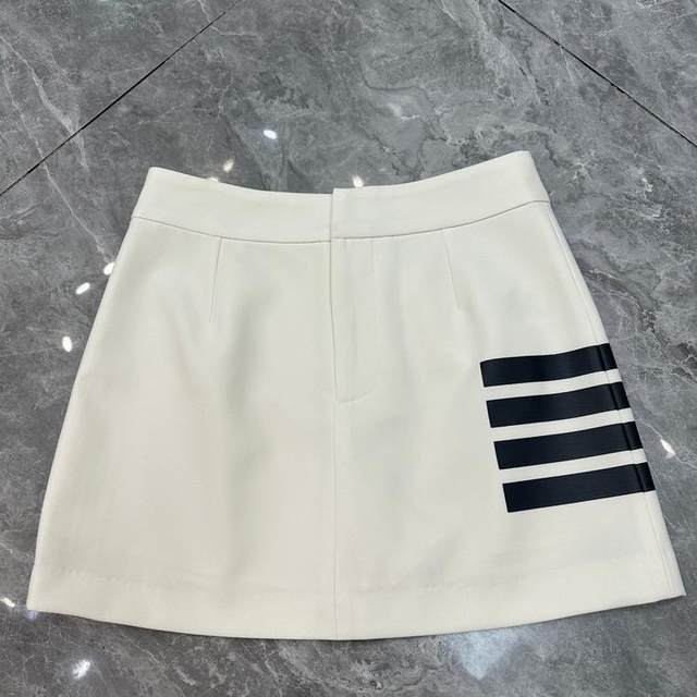 Simple and classic striped print commuting casual anti-exposure short skirt European and American skirt 2025 spring and summer
