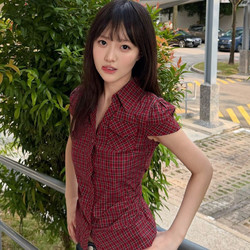 Korean Retro Red Plaid Short-Sleeved Shirt for Women, Summer Design, Right-Shoulder, Waist-Cinching Shirt, Slimming Short Top