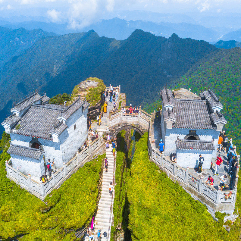 8人团贵州纯玩7天6晚梵净山织金洞黄果树小七孔西江苗寨镇远青岩