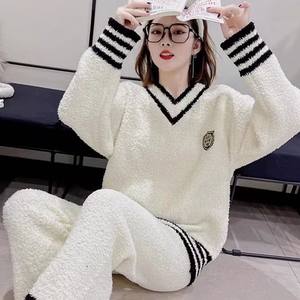 
Half velvet pajamas for women spring, autumn and winter 2024 new thickened coral velvet plush home wear set that can be worn outside