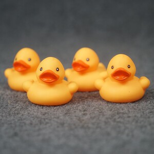 
HA1 cute little duck bathing toys playing water toys pinching toys called dolls 4 prices