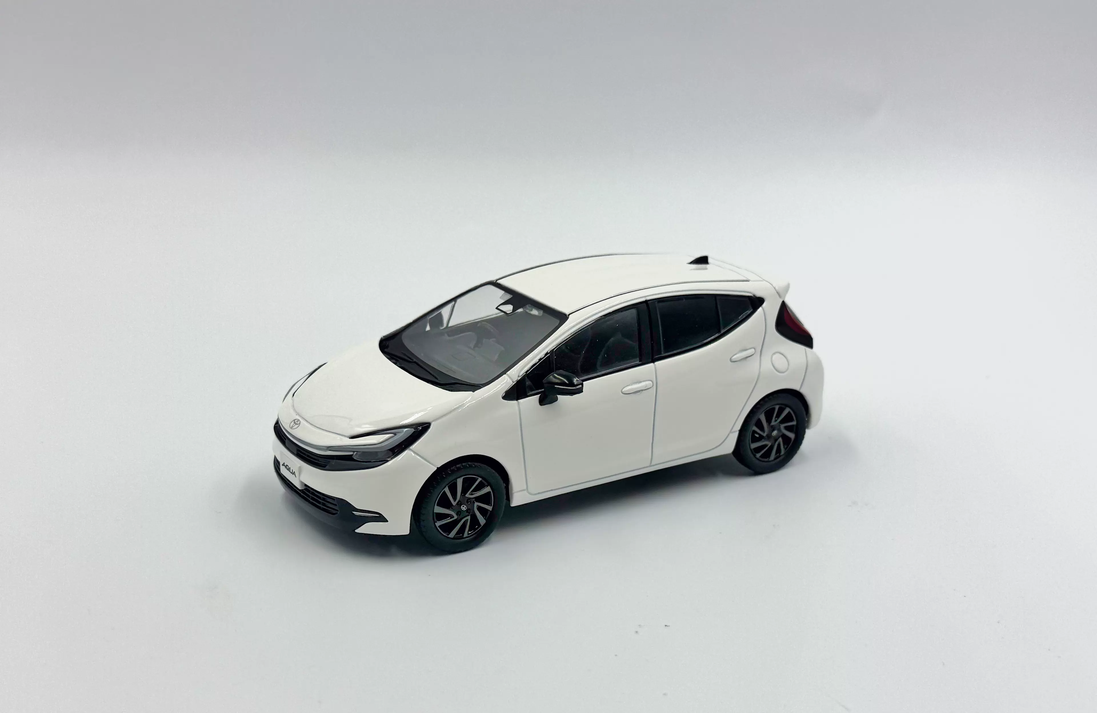 1:30 TOYOTA 日本原厂PREMIO 汽车模型