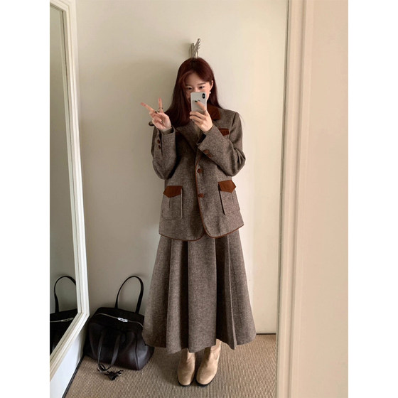 
Retro velvet contrast color suit collar woolen coat for women 2025 winter new high-waisted A-line skirt two-piece set