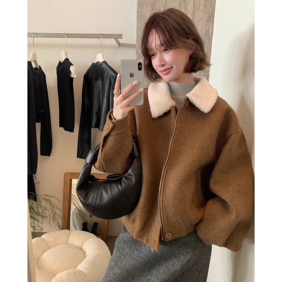 
Retro spliced lamb wool lapel versatile warm woolen coat for women 2025 winter new loose short top