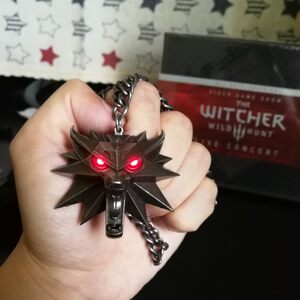 
The Witcher 3 peripheral wolf head necklace LED badge Witcher pendant pendant Witcher medal