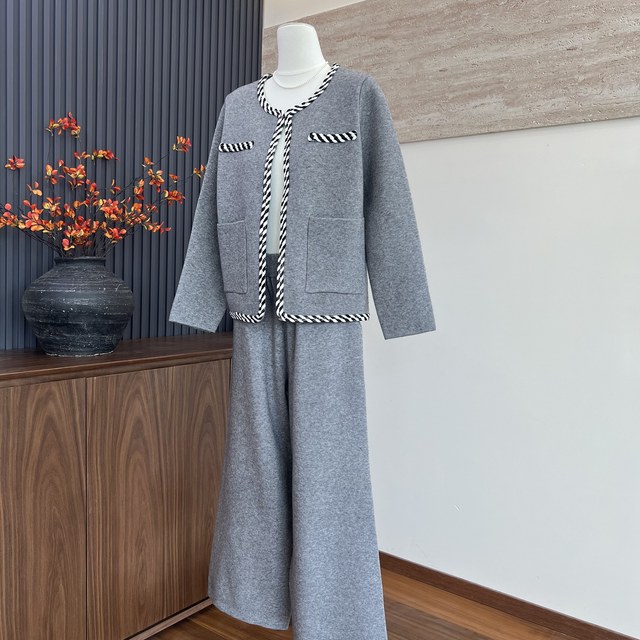 Temperament and fashionable new autumn and winter mother's knitted small fragrance style top coat middle-aged women's elastic waist pants set