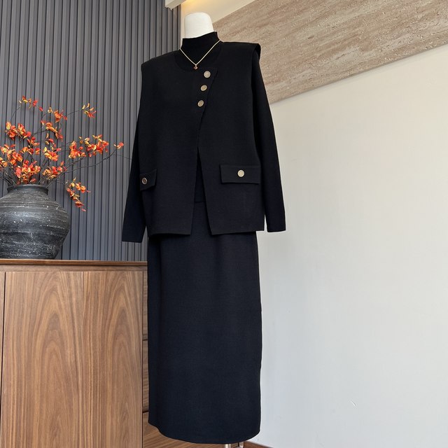 
Fashionable and Western-style mother's knitted sweater, three-piece elastic waist skirt, middle-aged and elderly feminine sweater suit