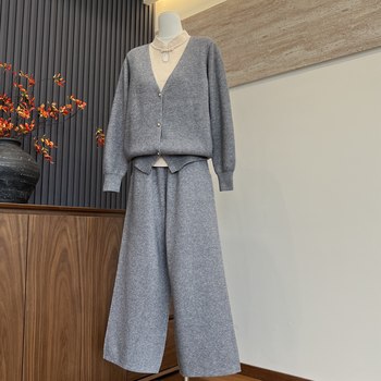 
Two pieces of new knitted tops and pants for moms