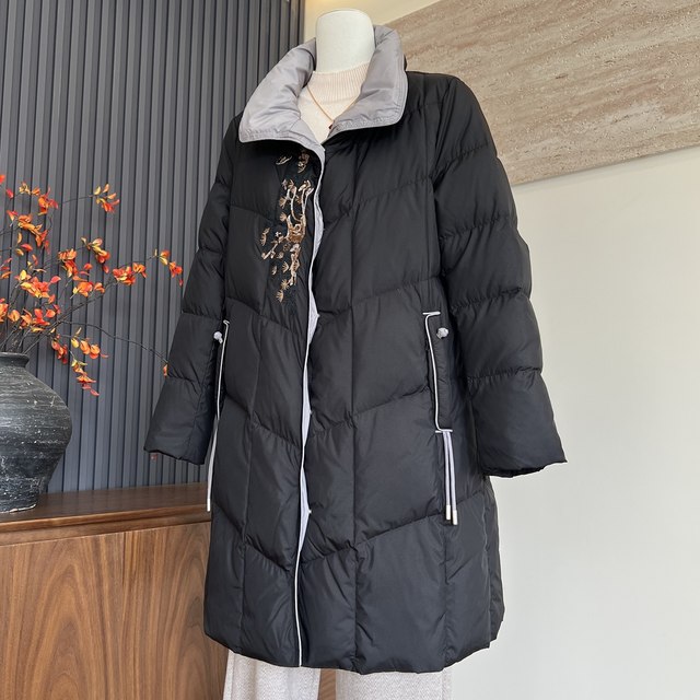 Fashionable and temperamental mother's clothing new winter long down jacket cardigan middle-aged and elderly women warm 90 white duck down jacket