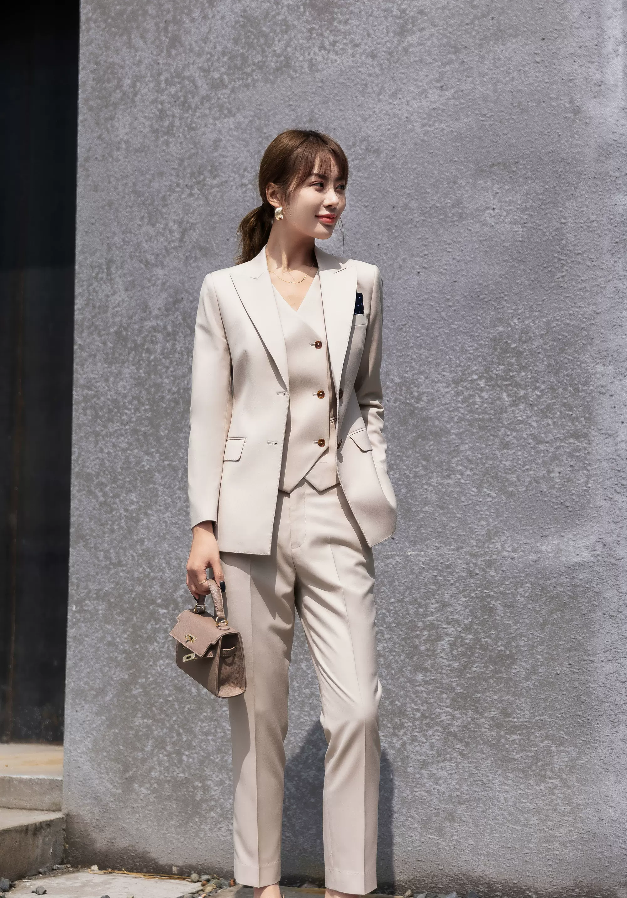 新款米色职业西装套装女三件套修身时尚显瘦气质设计感小众西服