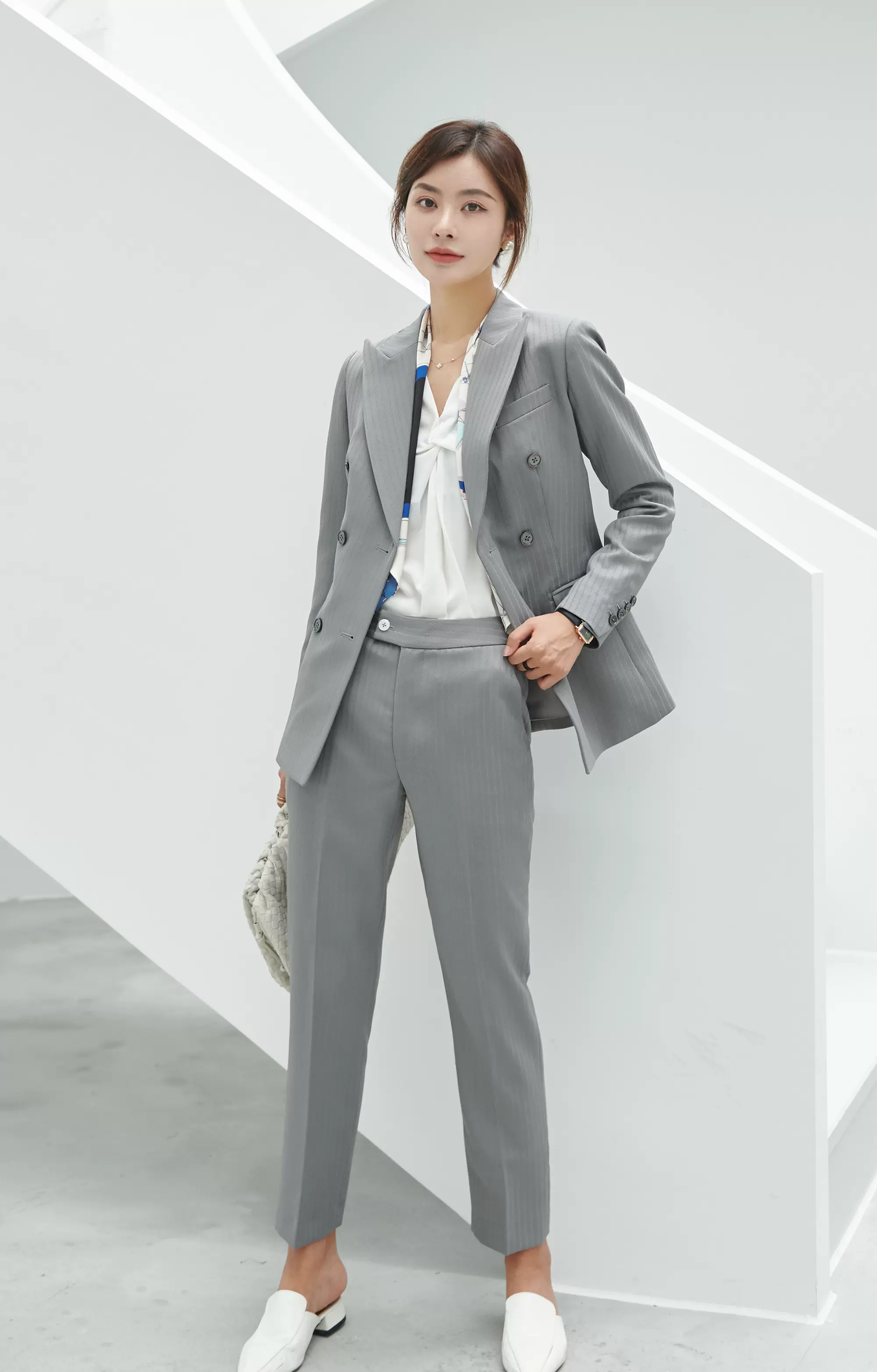 女士职业高级感银灰条纹西装套装女春秋新款修身气质西服二件套