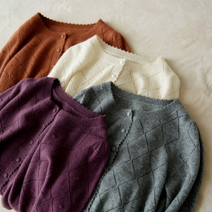 
Off-season benefits are not helpful. Contains wool. Women's round neck lace covered button plaid cardigan. Autumn and winter women's clothing.