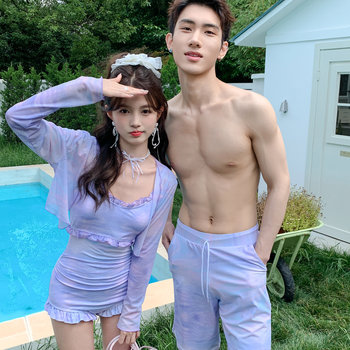 
Couple swimsuits and beach vacations to take a hot spring