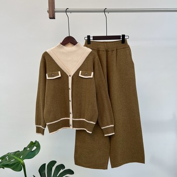 In autumn, middle-aged and elderly mothers dress up grandma dress
