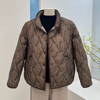 Middle -aged and elderly mothers pretend to be grandmother