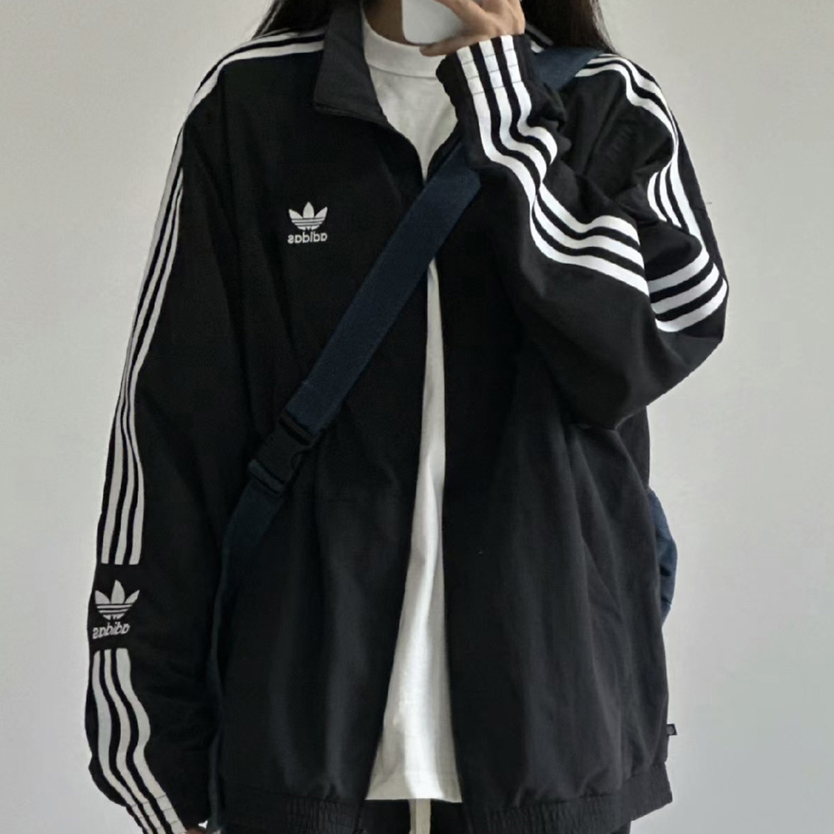 Новый костюм Adidas Adidas для женщин — летние свободные повседневные спортивные штаны с тремя полосками, куртка клевера для мужчин