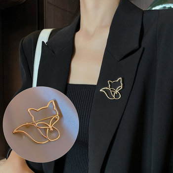Golden hollow little fox high-end brooch