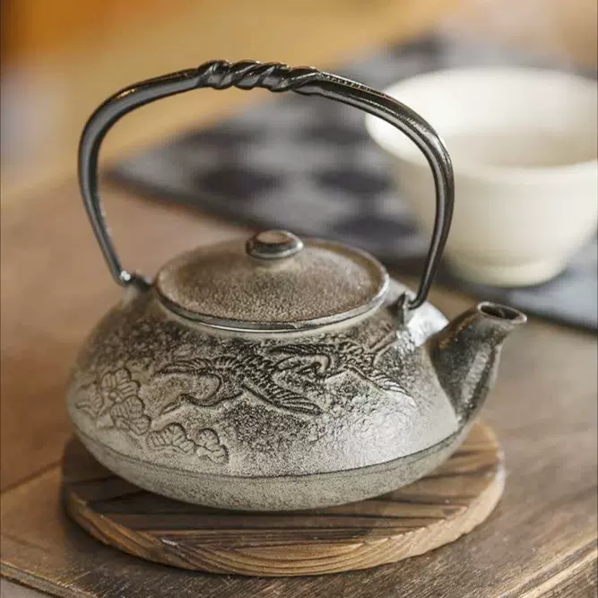 日本茶器 日本古铜精工松鹤纹铸物 日本古铜工艺，精铸松针纹，仙鹤一对， 日本手工南部铁器松鹤纹铁瓶铸铁日式复古茶具0.55L