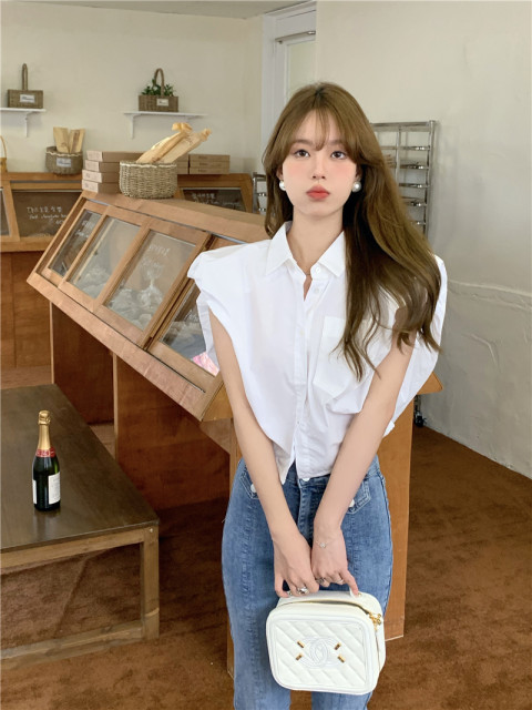 French sleeveless white shirt for women in summer new high-end design niche loose temperament waist-hugging short top