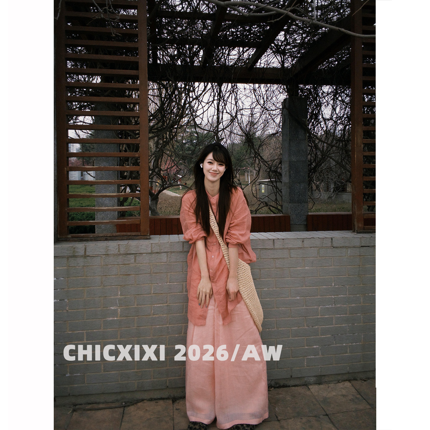 CHICXIXI 2026AW, летняя расслабляющая розовая длинная рубашка в курортном стиле — повседневные брюки, комплект из двух предметов для женщин