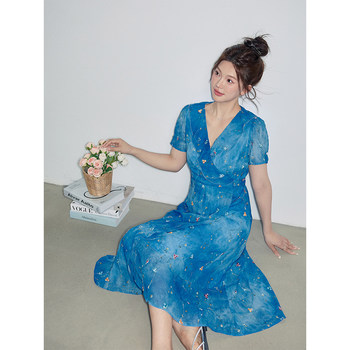 Summer is the taste of the sea! 2025 summer new slightly fat mm vacation style V-neck dress