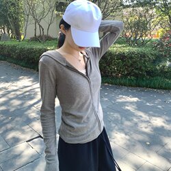 Gray Hooded Slim-Fit Short Sun-Protective Air-Conditioning Cover-Up Jacket with Zipper for Women, Thin Sweatshirt for Spring and Summer