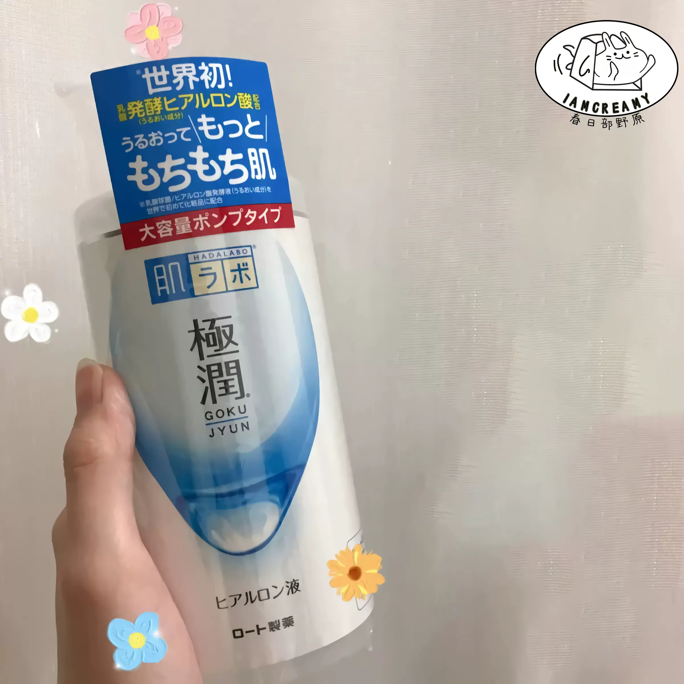 Qora tanli ayol ogziga gozal minat va cums beradi.