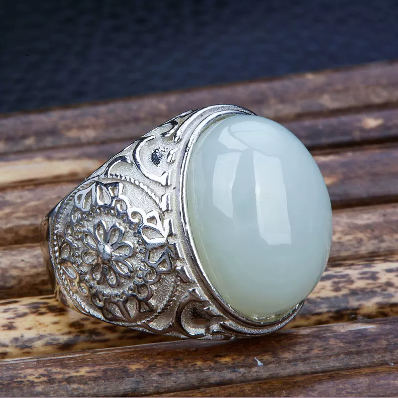 9149番 925銀に和田玉の平安扣をはめ込んだ指輪。玉の質感は柔らかく温かく 9149番 925銀に 和田玉 平安扣 指輪 福葉 可愛い 氷種 無