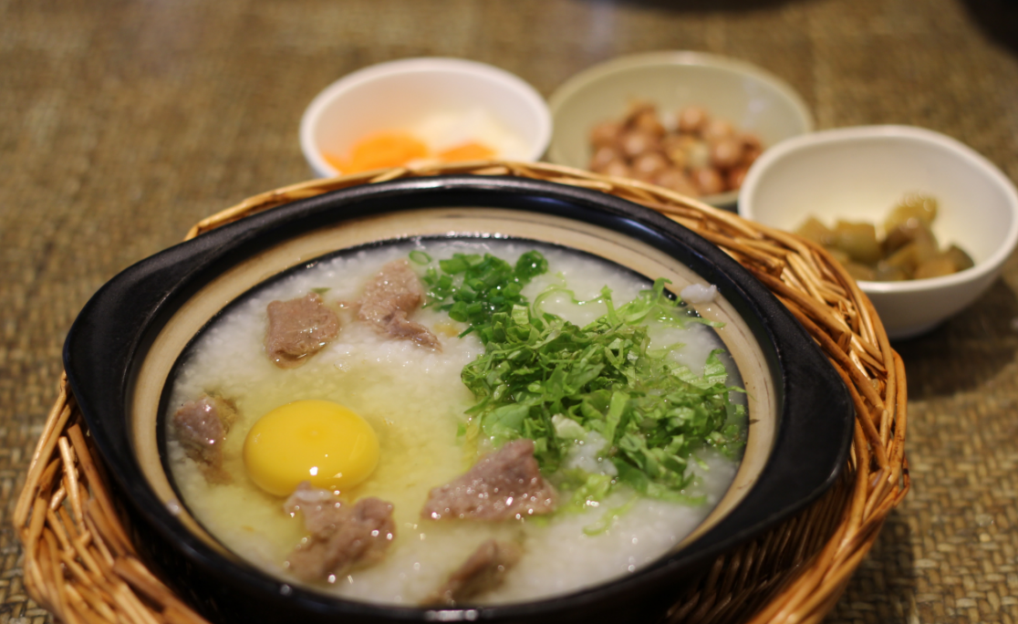 首先将化冻好的牛肉切末,加蛋清,料酒,盐,姜丝,淀粉腌制30分钟,大米