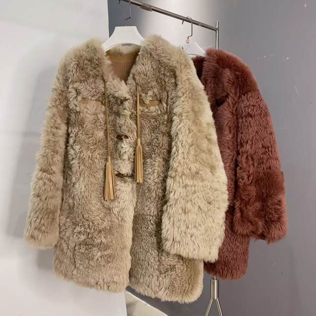 
2025 imported Tuscany fur integrated women's V-neck mid-length tassel horn buckle jacket 299 long 81