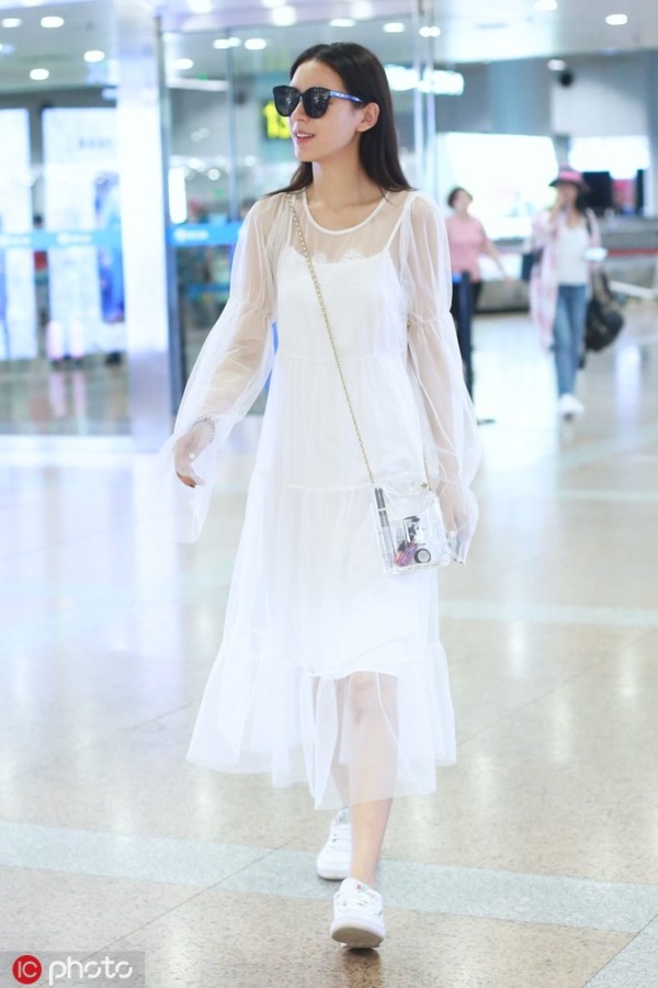 周洁琼这一身穿搭也是十分吸睛了,白色薄纱半身裙百搭又优雅,搭配小白
