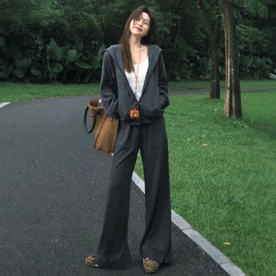 
Autumn relaxed sense of a complete set of casual sports suits for women loose Korean high-end salt sweatshirt two-piece trendy set