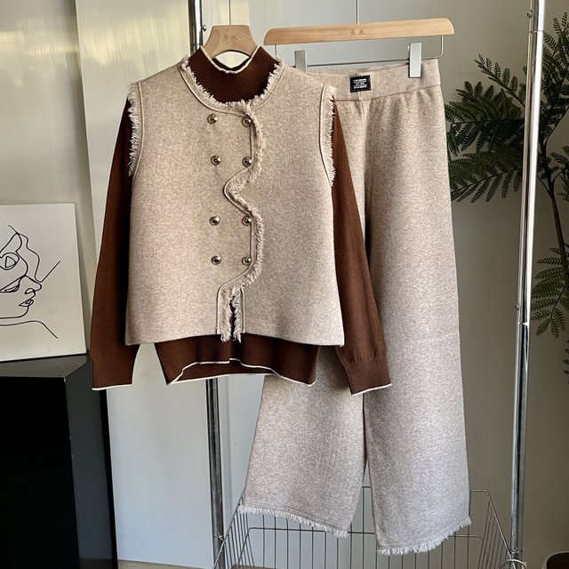 Mom wear new Chinese breasted vest knitted suit autumn style small fragrance style horse clip fashion three-piece set