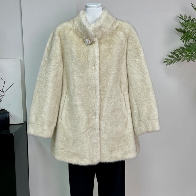 Mom's winter coat is fashionable and stylish. Middle-aged and elderly women have noble fur all-in-one imitation mink velvet coat.