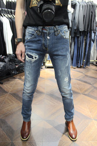 Yi Street recommends popular and trendy heavy industry stone grinding and washing technology, with damaged lining and elastic slim fit small leg jeans for men